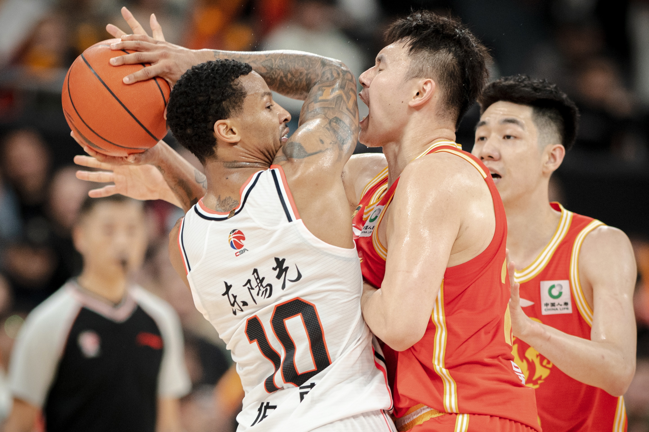 包含赛地聚焦:NBA总决赛关键战热度飙升,米兰奥林匹亚更衣室发声,球迷炸锅,更衣室氛围转暖的词条-球速平台