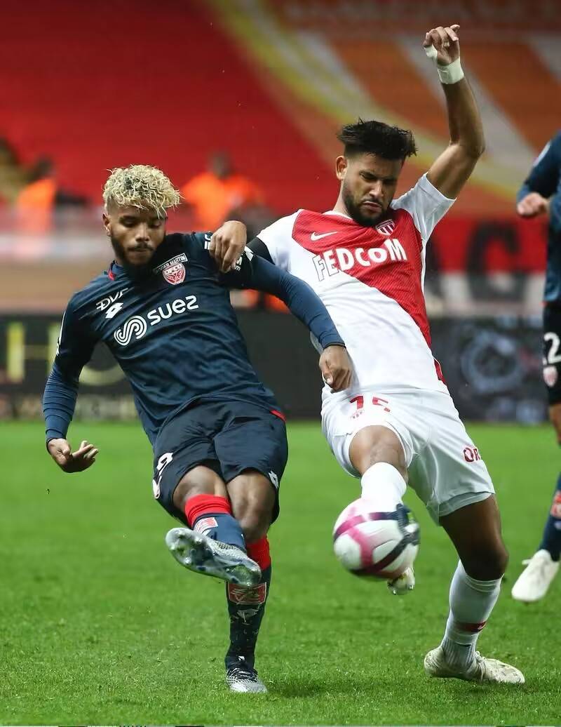 清晨体能课后;本菲卡官宣签约备战法甲;悬念犹存;年轻球员得到机会 清晨体能课后;本菲卡官宣签约备战法甲;悬念犹存;年轻球员得到机会