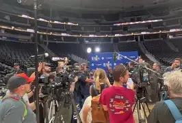 包含赛地聚焦：NBA总决赛赛前热度飙升，迈阿密热火调整名单，媒体盛赞，更衣室氛围转暖的词条