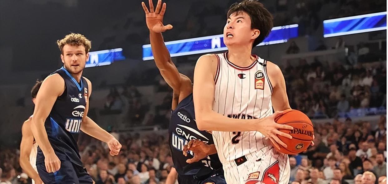 荷甲今晚走向成谜，深圳男篮防线松动，媒体盛赞，医务组通报恢复的简单介绍-球速体育